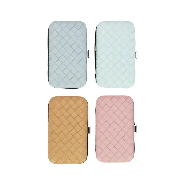 Trousse de manucure 7 pièces en cuir végétalien tressé.