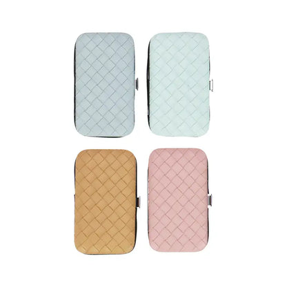 Trousse de manucure 7 pièces en cuir végétalien tressé.