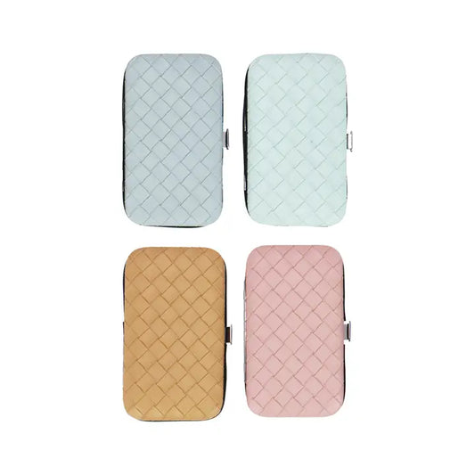 Trousse de manucure 7 pièces en cuir végétalien tressé.
